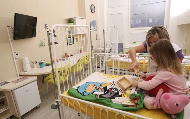Malí pacienti v jihlavské nemocnici mají nový pokoj. Na povlečení i obrázcích je potěší krteček