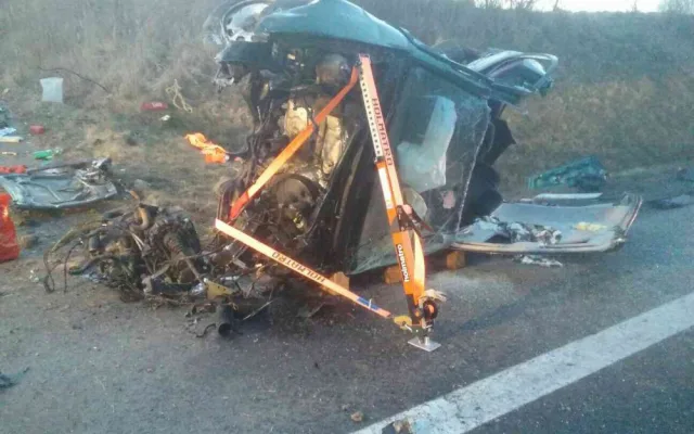 U Golčova Jeníkova bouralo auto. Dva lidé byli zaklíněni v autě, skončili v nemocnici