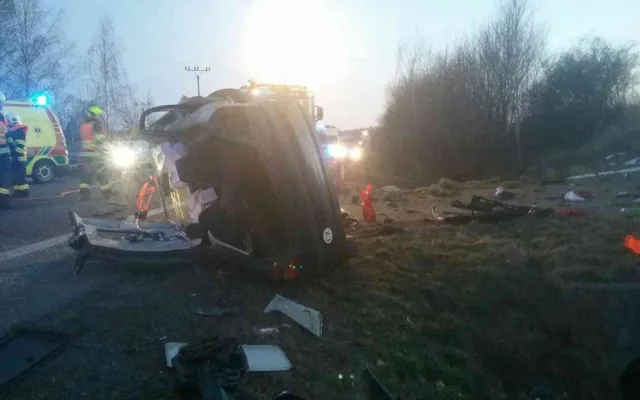 U Golčova Jeníkova bouralo auto. Dva lidé byli zaklíněni v autě, skončili v nemocnici