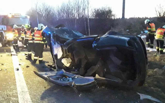 U Golčova Jeníkova bouralo auto. Dva lidé byli zaklíněni v autě, skončili v nemocnici