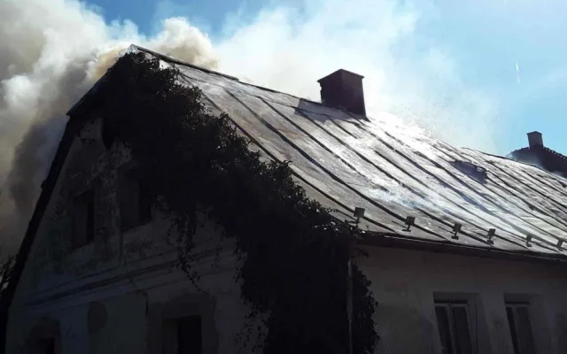 Ve Stonařově kvůli záslepce kouřovodu shořel rodinný dům, škoda je milion korun