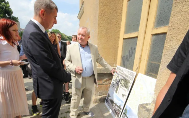 Premiér v demisi Babiš tráví den na Vysočině. Nechyběly protestní transparenty