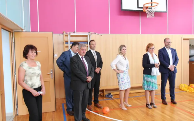 Premiér v demisi Babiš tráví den na Vysočině. Nechyběly protestní transparenty