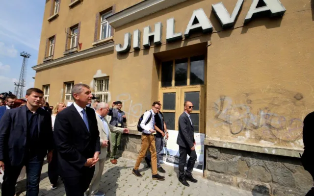 Premiér v demisi Babiš tráví den na Vysočině. Nechyběly protestní transparenty