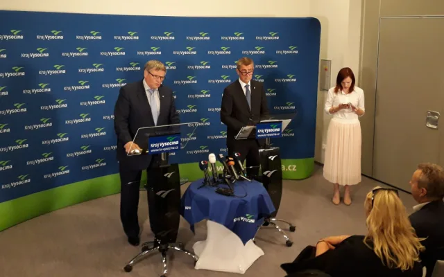 Premiér v demisi Babiš tráví den na Vysočině. Nechyběly protestní transparenty