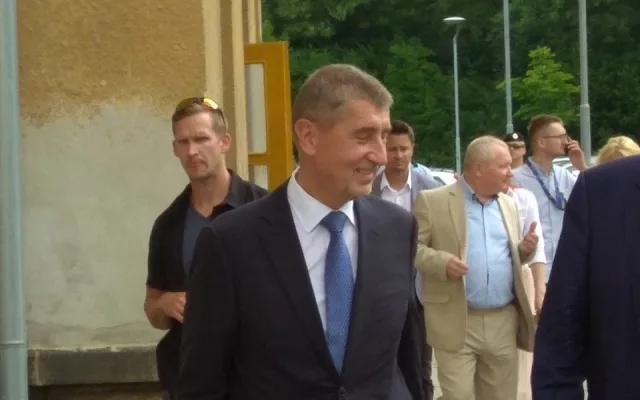 Premiér v demisi Babiš tráví den na Vysočině. Nechyběly protestní transparenty