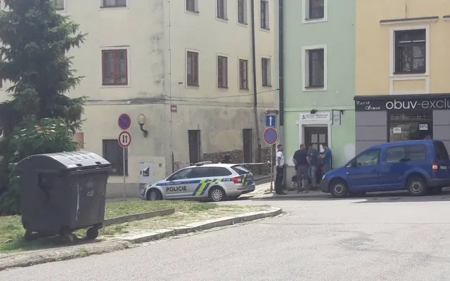 Jihlavskou Smetanovu ulici od dnešního dopoledne hlídají těžkooděnci