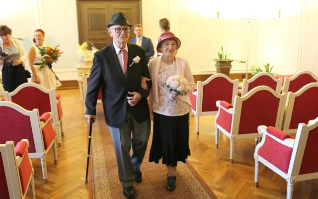 Prodala mu kabát, on ji pozval na schůzku. Nyní manželé Bendovi slaví diamantovou svatbu