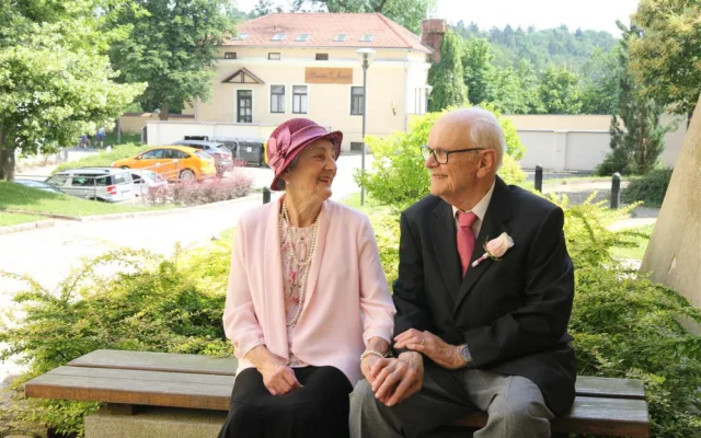 Prodala mu kabát, on ji pozval na schůzku. Nyní manželé Bendovi slaví diamantovou svatbu