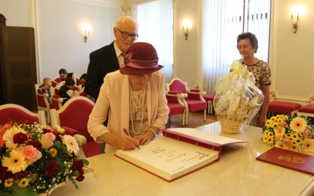 Prodala mu kabát, on ji pozval na schůzku. Nyní manželé Bendovi slaví diamantovou svatbu
