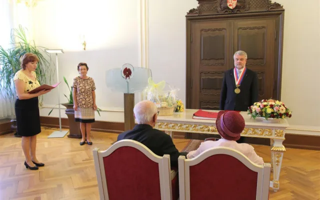 Prodala mu kabát, on ji pozval na schůzku. Nyní manželé Bendovi slaví diamantovou svatbu