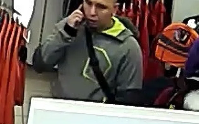 Zloděj ukradl bundy za sedmatřicet tisíc korun. Policie hledá svědky