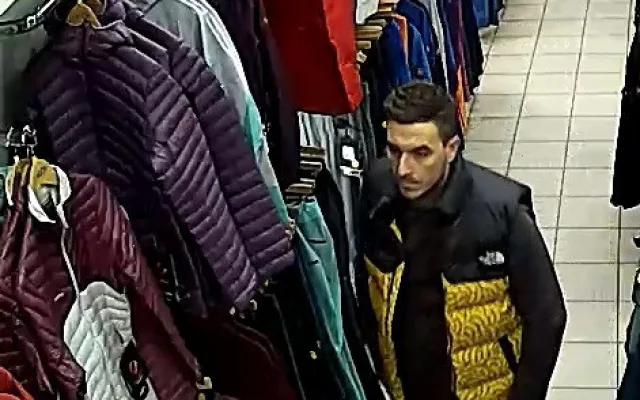 Zloděj ukradl bundy za sedmatřicet tisíc korun. Policie hledá svědky