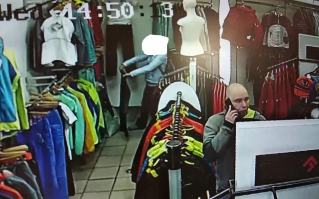 Zloděj ukradl bundy za sedmatřicet tisíc korun. Policie hledá svědky