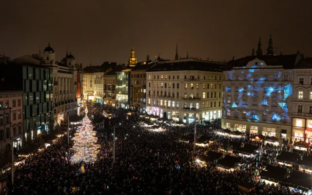 Rozsvícení stromu na náměstí Svobody přihlížely desetitisíce lidí