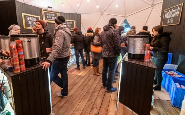 Zimní bar s Turbomoštem na náměstí Svobody