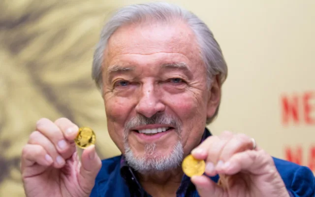 Karel Gott při slavnostní ražbě pamětní medaile