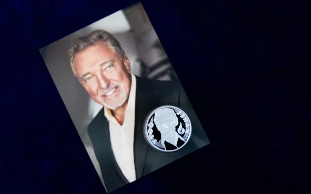 Karel Gott při slavnostní ražbě pamětní medaile