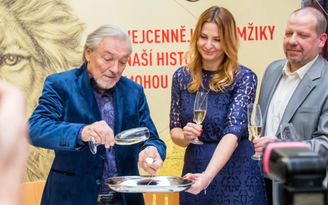 Karel Gott při slavnostní ražbě pamětní medaile