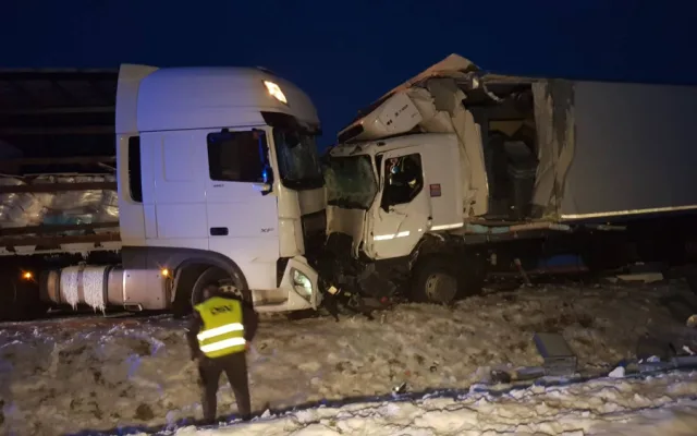 U Štoků se čelně střetly náklaďáky. Tvoří se kolony, doprava je zde řízena kyvadlově