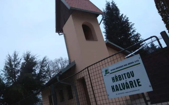 Do části hřbitova na Kalvárii byl omezen přístup. Kvůli skále, u které se sesula půda