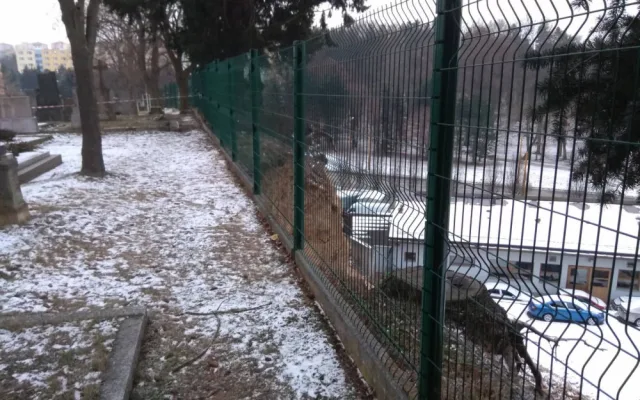 Do části hřbitova na Kalvárii byl omezen přístup. Kvůli skále, u které se sesula půda
