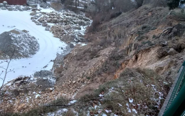 Do části hřbitova na Kalvárii byl omezen přístup. Kvůli skále, u které se sesula půda