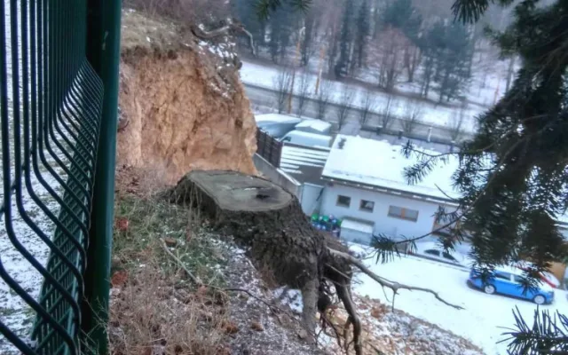 Do části hřbitova na Kalvárii byl omezen přístup. Kvůli skále, u které se sesula půda