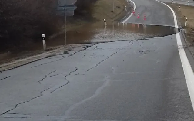 Havárie vody u bazénu Evžena Rošického. Zaplavena byla i přilehlá křižovatka