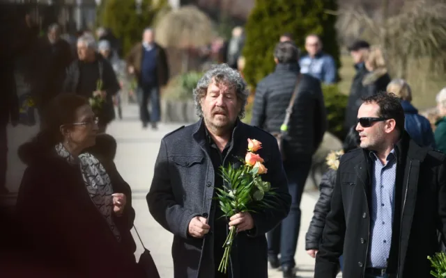 S Jiřím Pomeje se přišly rozloučit stovky lidí. Nechyběli ani kolegové z herecké branže