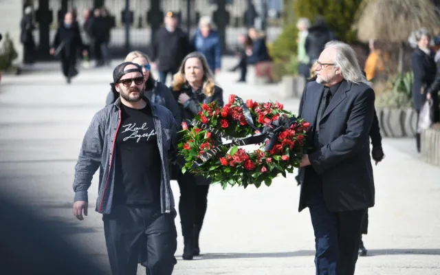 S Jiřím Pomeje se přišly rozloučit stovky lidí. Nechyběli ani kolegové z herecké branže