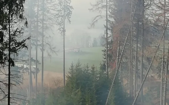U Henčova hoří les a tráva, zasahuje šest hasičských jednotek