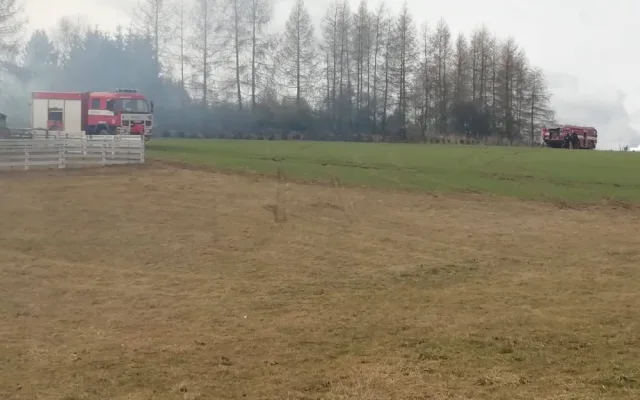 U Henčova hoří les a tráva, zasahuje šest hasičských jednotek