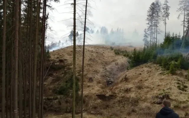 U Henčova hoří les a tráva, zasahuje šest hasičských jednotek