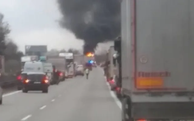 Na 124. km dálnice D1 směrem na Brno hořel kamion. Řidiči se musí připravit na zdržení