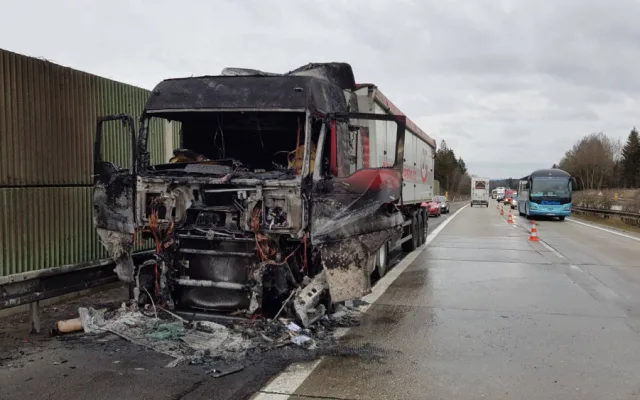Na 124. km dálnice D1 směrem na Brno hořel kamion. Řidiči se musí připravit na zdržení