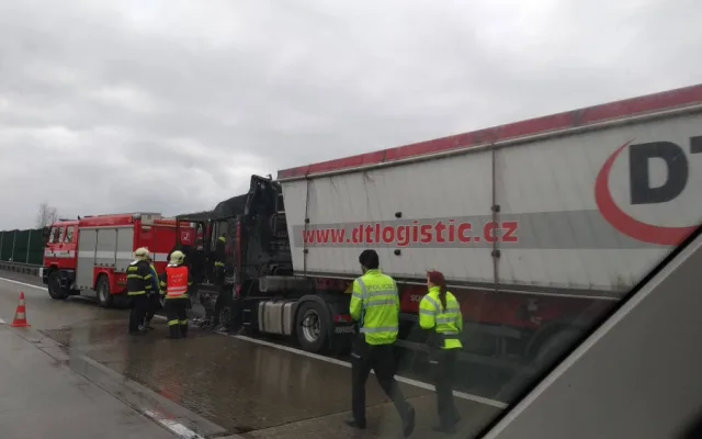 Na 124. km dálnice D1 směrem na Brno hořel kamion. Řidiči se musí připravit na zdržení
