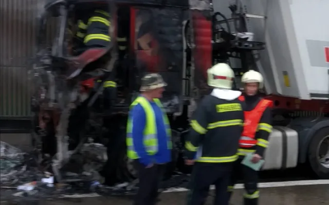 Na 124. km dálnice D1 směrem na Brno hořel kamion. Řidiči se musí připravit na zdržení