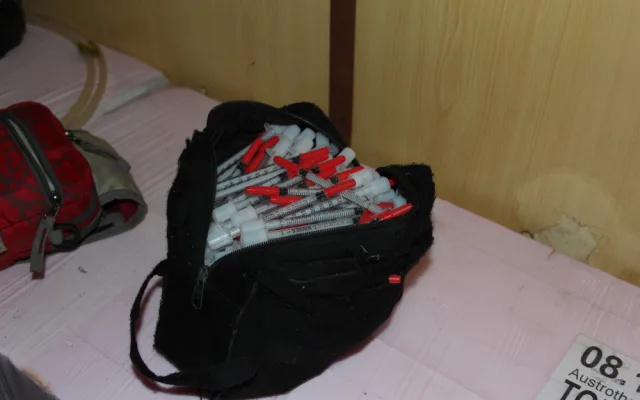 Policisté na Jihlavsku objevili varnu pervitinu. Dealer drogu měnil třeba i za hlídání dítěte