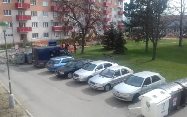 Na ulici Bří Čapků začala úprava komunikace. Parkování je pro obyvatele značně omezené