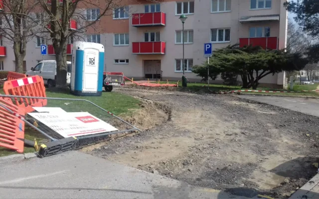 Na ulici Bří Čapků začala úprava komunikace. Parkování je pro obyvatele značně omezené
