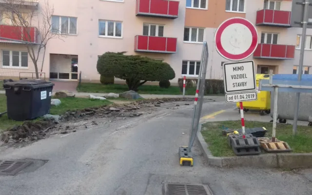 Na ulici Bří Čapků začala úprava komunikace. Parkování je pro obyvatele značně omezené