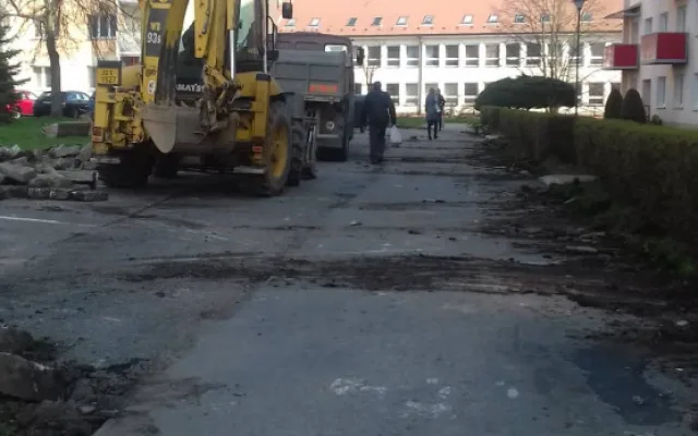 Na ulici Bří Čapků začala úprava komunikace. Parkování je pro obyvatele značně omezené