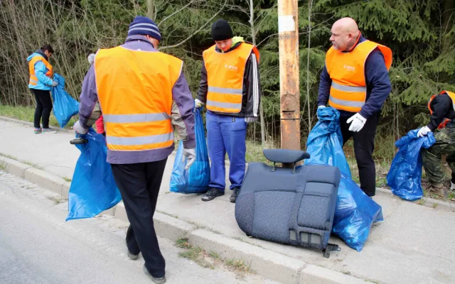 Do akce "Čistá Vysočina" se zapojili i zaměstnanci jihlavského Bosche, z přírody vynesli přes půl tuny odpadků