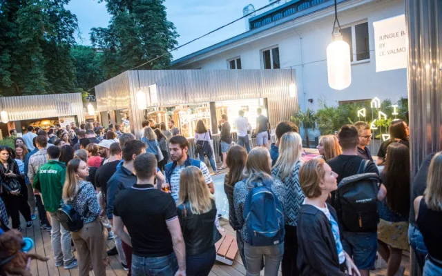 Manifesto má druhou pobočku, kde zaplatíte jen kartou