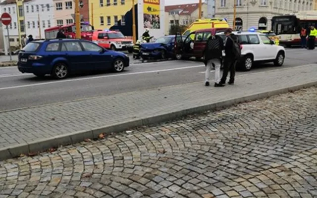 Odpolední nehoda u "odboráku" si vyžádala tři zraněné. Křižovatka je neprůjezdná
