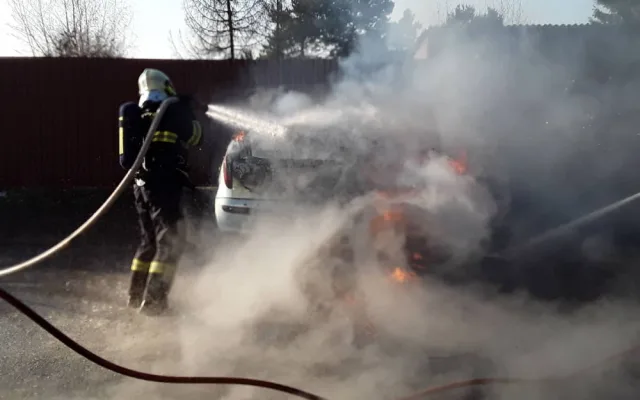 Čtyři hasičské jednotky bojují s požárem osobního auta na Třebíčsku