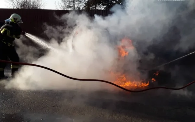 Čtyři hasičské jednotky bojují s požárem osobního auta na Třebíčsku