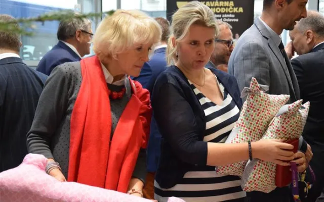 Krajský úřad po roce oživily Barevné Vánoce. Nejrychleji zmizelo cukroví a teplý punč
