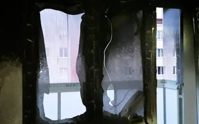 Mladý muž se při požáru bytu nadýchal zplodin. Byl převezen na novoměstské ARO